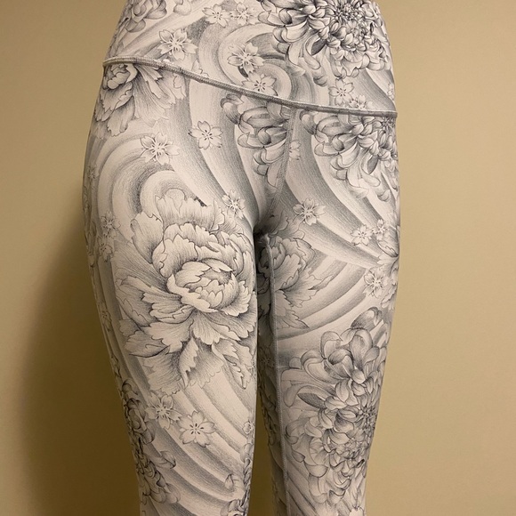 Lululemon Wunder Unders RARE! - Picture 4 of 6